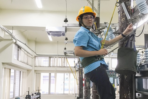 馬桶壞了找不到人修？女人搶當水電工，月入十萬不是夢