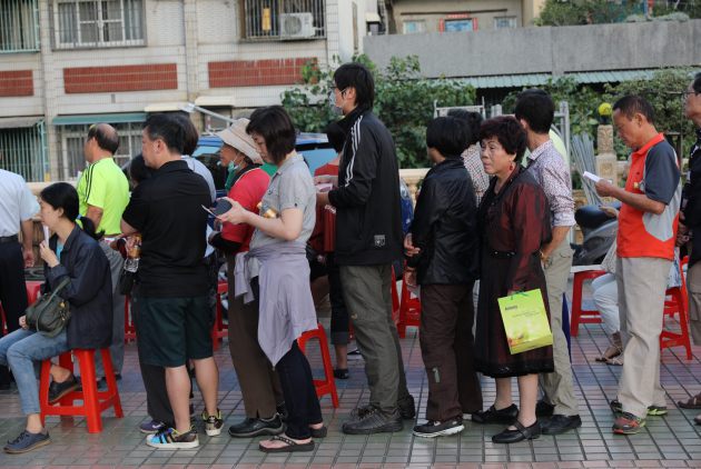 從天亮排到天黑，電子投票不行嗎？