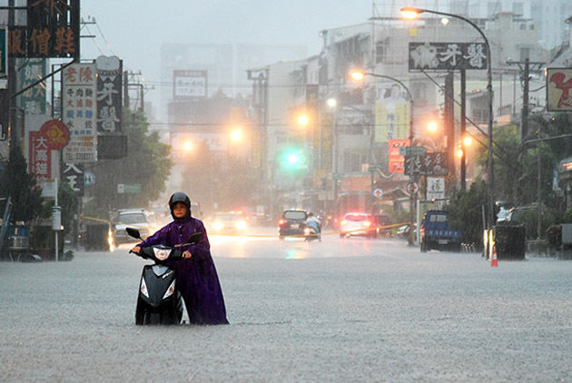極端氣候-颱風-暖化-颶風-暴雨-高齡社會-長照-銀髮-老人-千禧世代-Z世代-社群世代-貧富不均-所得級距-轉型正義-儲蓄率-循環經濟-天然資源-耗竭