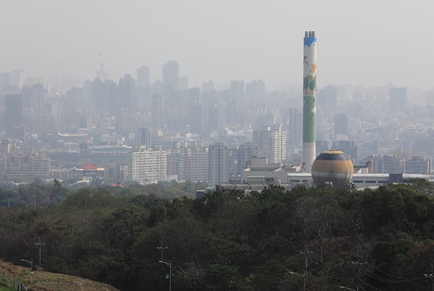 離我們最近的空污：焚化爐像太老的車　吃爛油、燒錯油、還超載