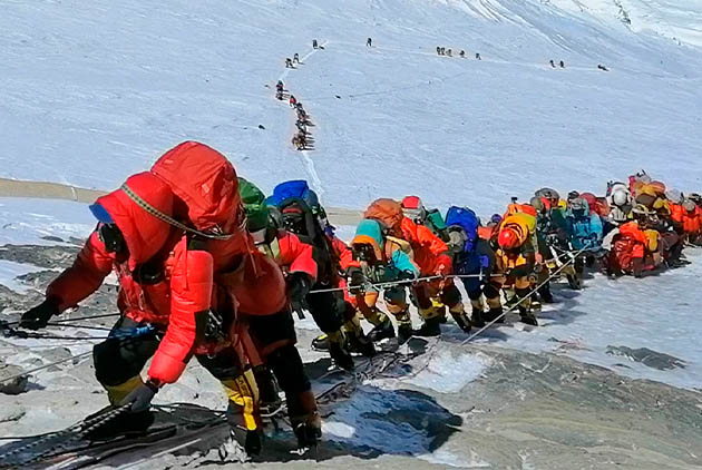 跨屍攻頂嚇壞登山客　聖母峰上的致命塞車，為什麼會要人命？