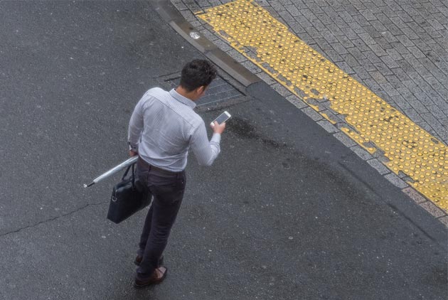 【駭！公民專欄】走路抬頭挺胸很難嗎？「智慧殭屍」成馬路公害