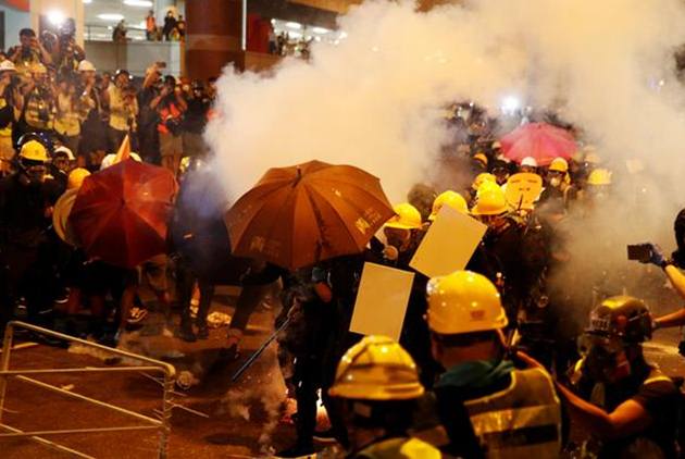 香港衝突升溫　白衣人攻擊民眾　警察神隱港民遭殃