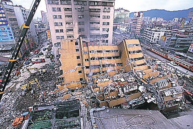 我的九二一：路斷樓塌　搭救災車駛入南投，衝擊至今無法遺忘