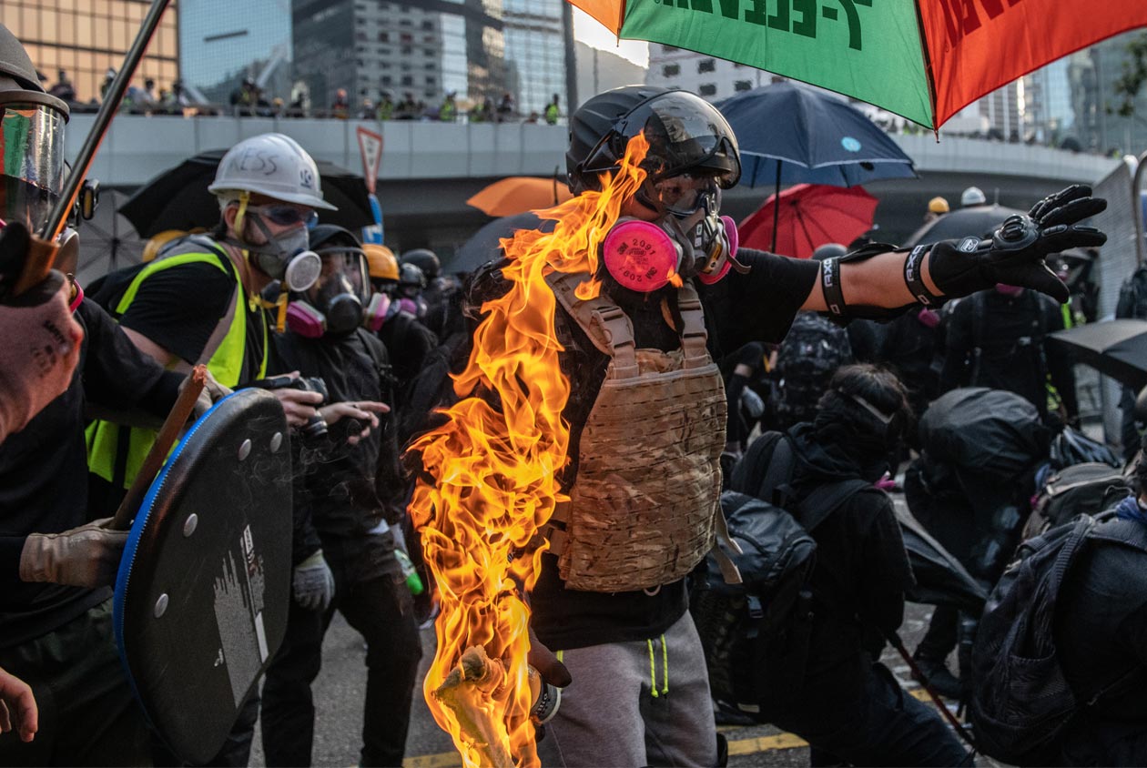縱火燒人、港警開槍　香港三罷歷經最醜陋的一天　