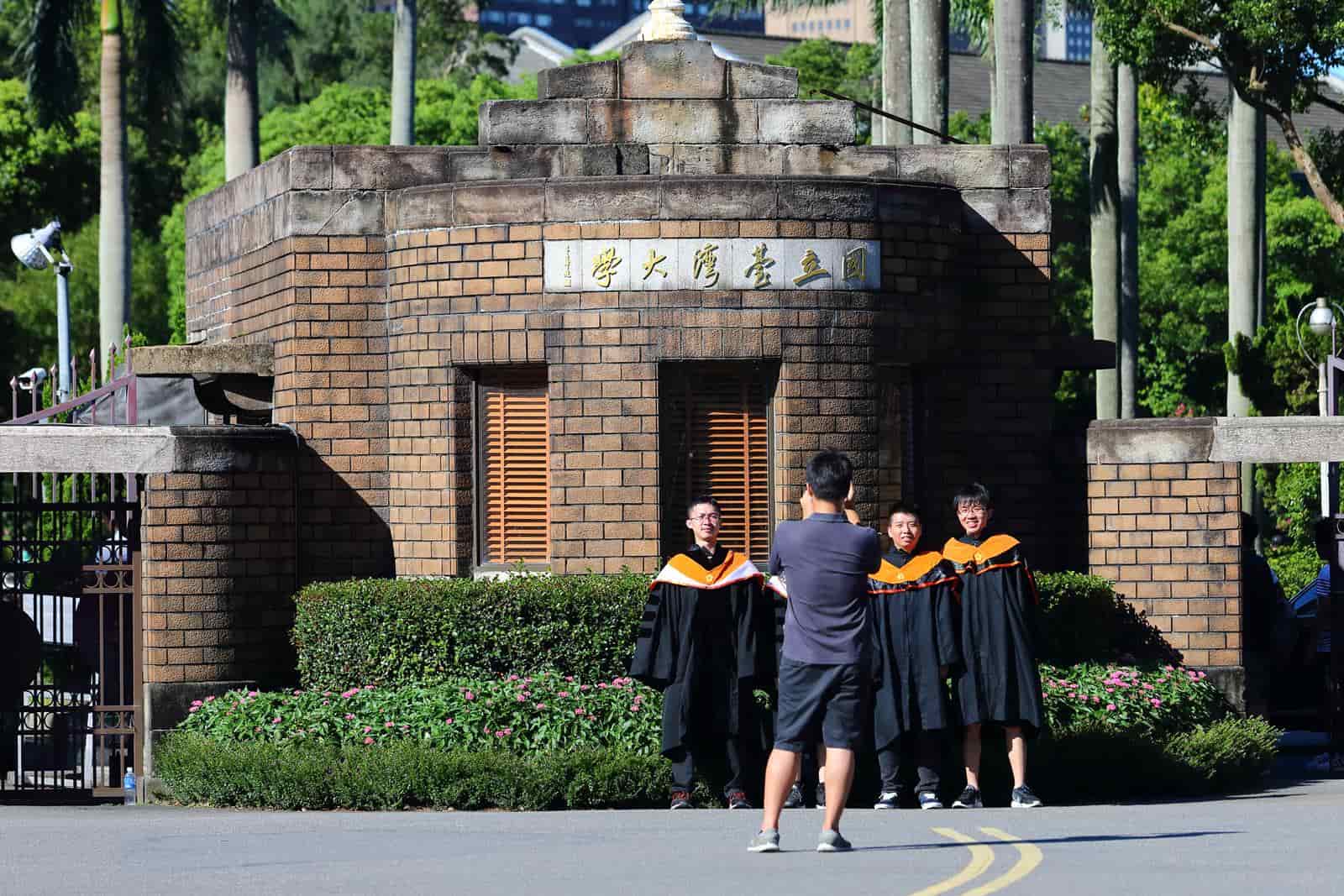 台大專案協助近600在港學生就學，不問背景全收容