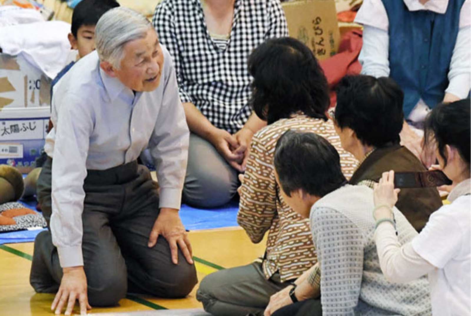 日本新天皇是否繼承父親傳統　「跪坐」百姓面前引發關注