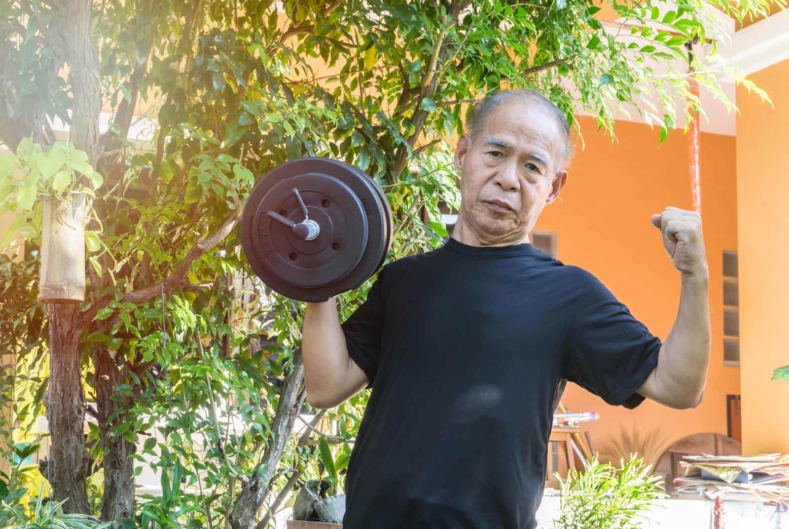 80歲後該不該練肌力？最新研究這樣說