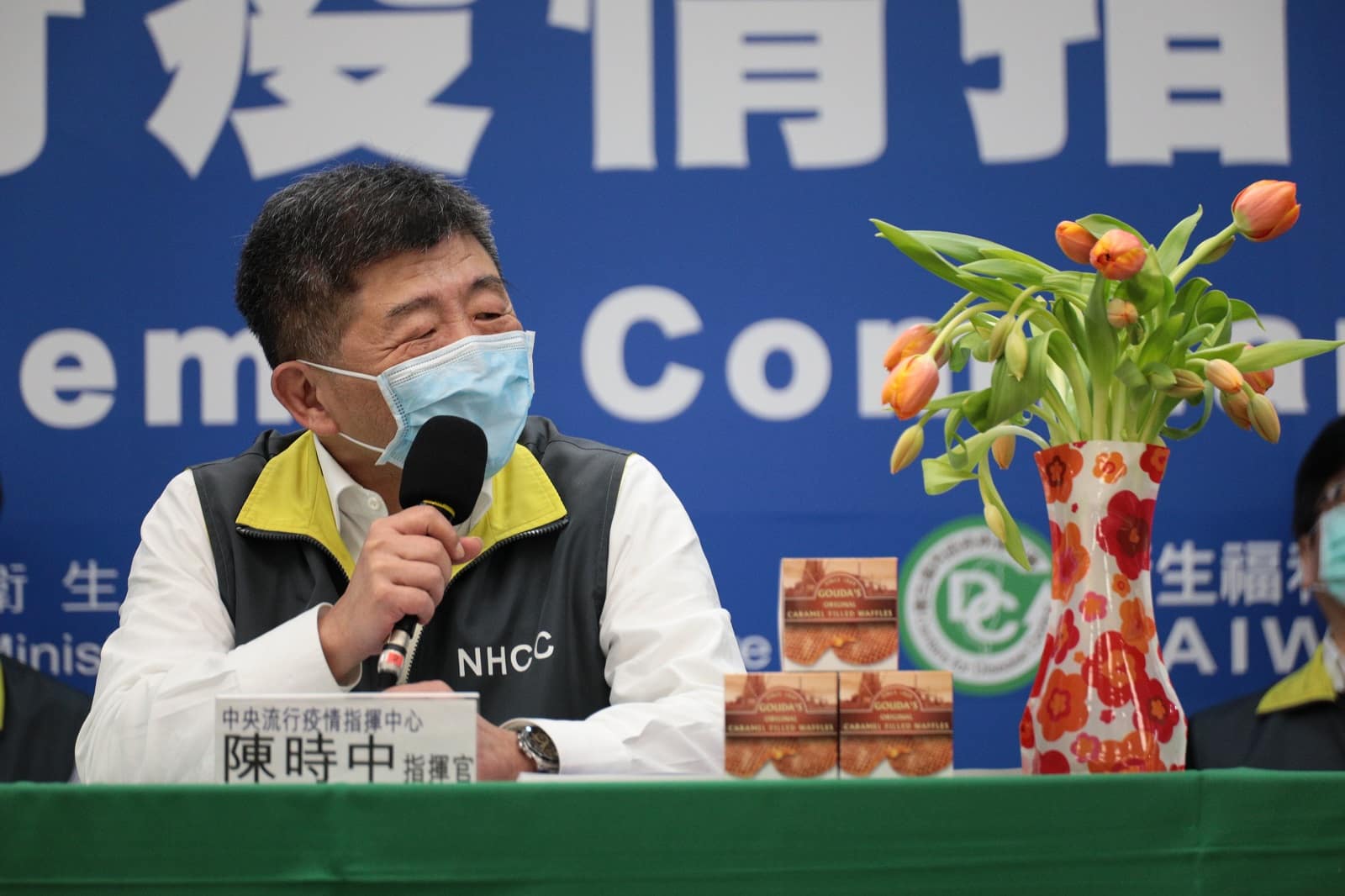為什麼是3999？解密陳時中記者會上的鬱金香與荷蘭煎餅