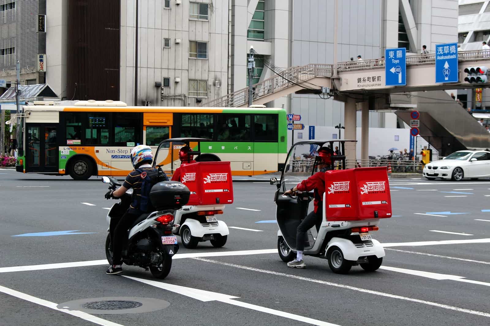 擠下Uber Eats！日本最大外送平台，用傳真機＋送報生上演大逆襲