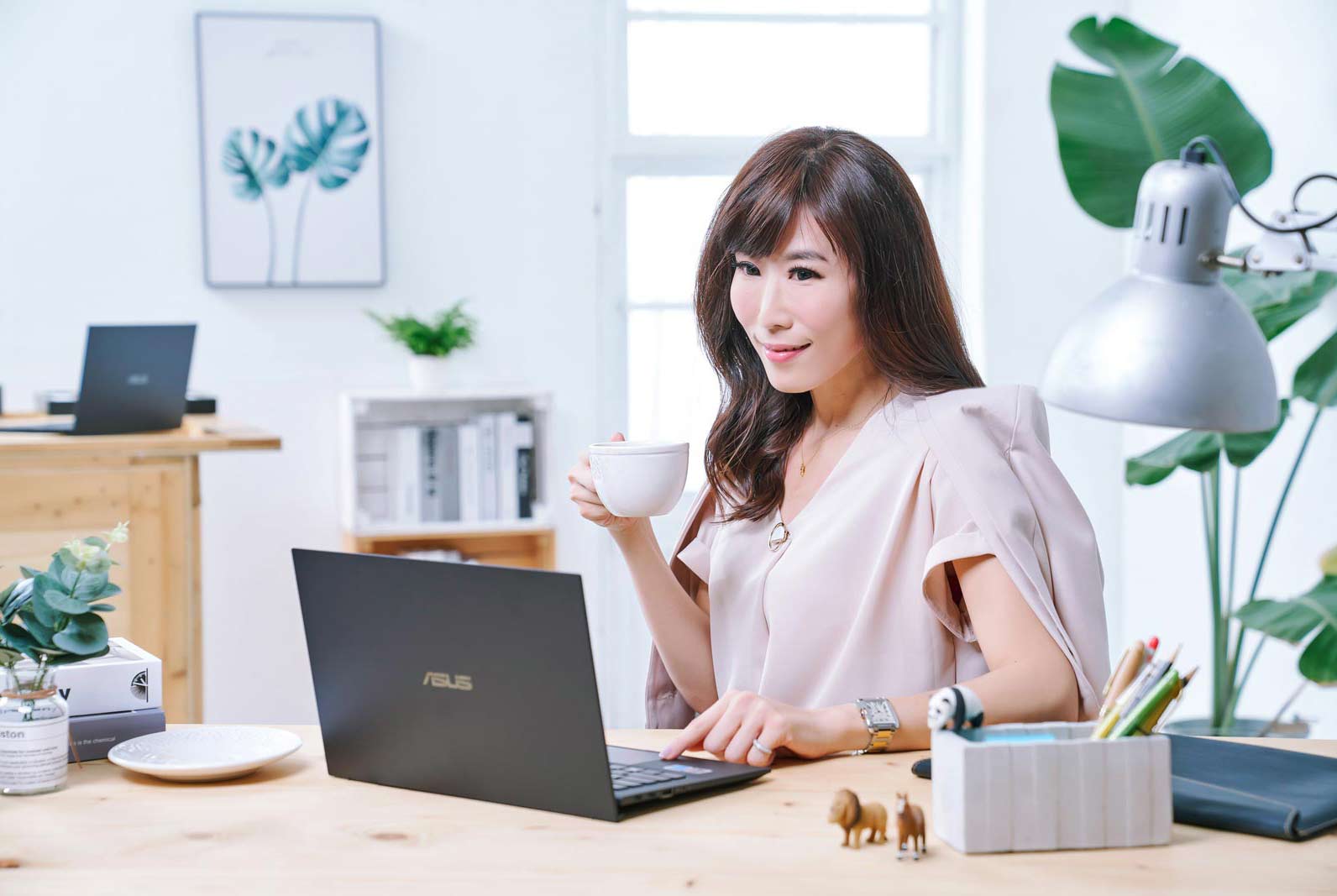 帶你看見真實！金鐘主持人舒夢蘭以輕快、專業的腳步 攜手ASUS ExpertBook B9聚焦全世界