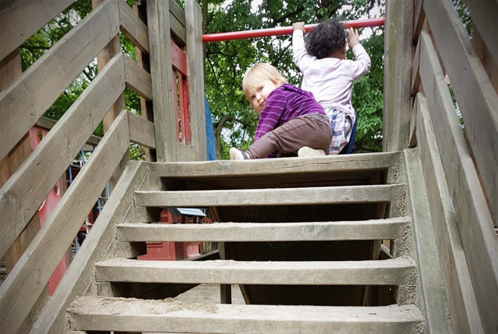 敢讓一歲寶寶自己爬上爬下的挪威幼兒園