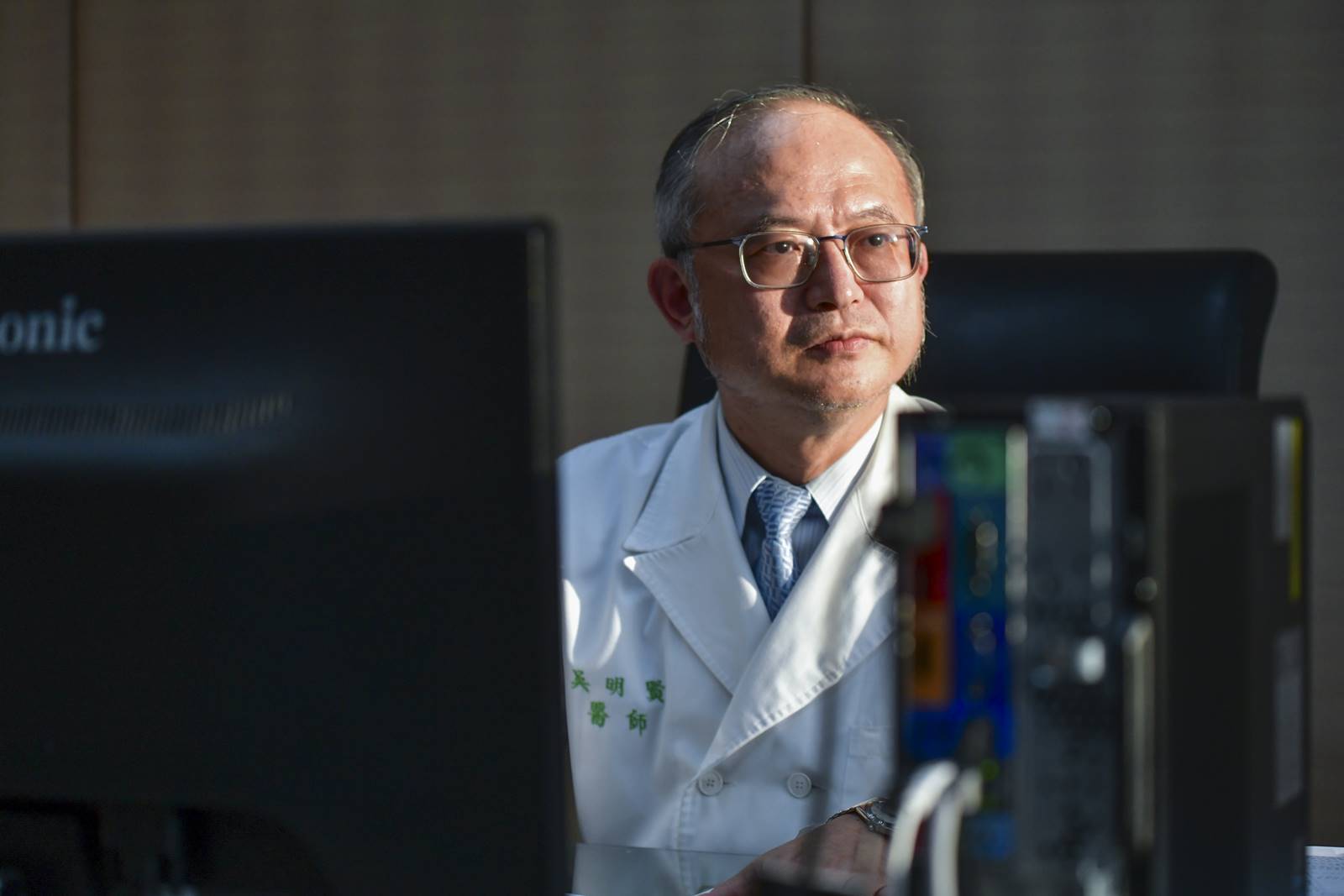 問鼎台大醫學院失利，胃癌專家吳明賢如何敗部復活任台大醫院院長？