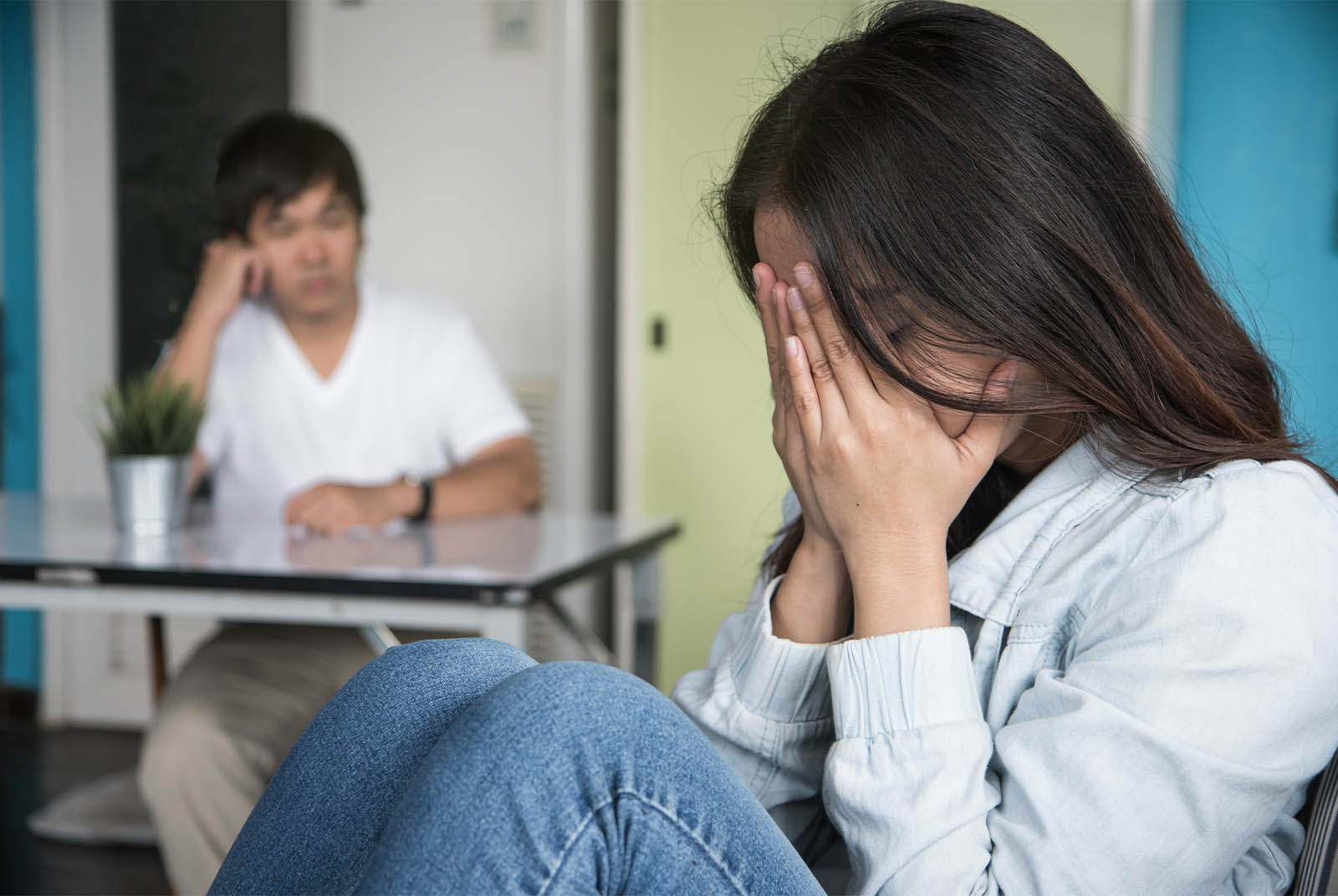 男友酗酒成癮，女友不肯死心　盲目的愛情該如何放手？