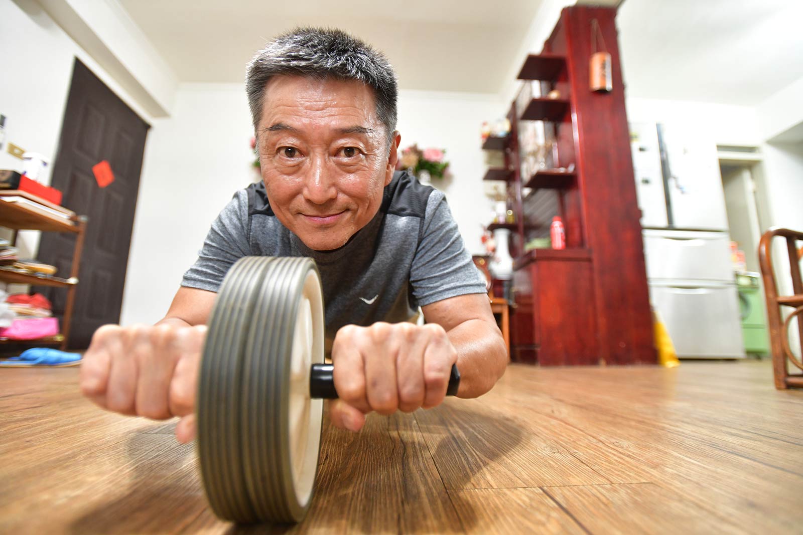 單槓、滾輪、小跑步　退休科技老總的「省錢健身術」
