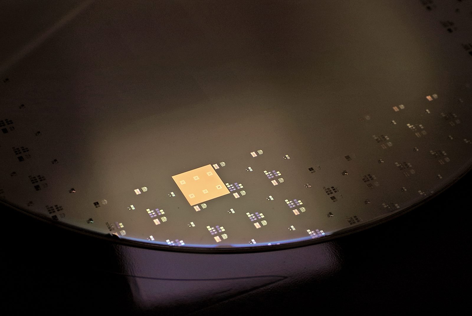 Micro LED-面板-科技業-群創-友達-蘋果-晶電-螢幕