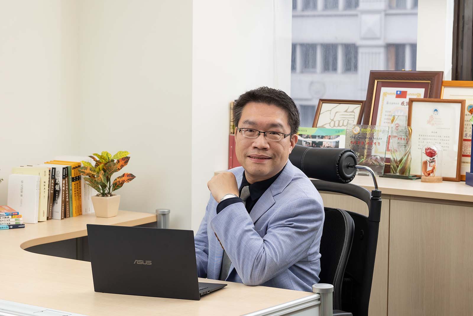 千萬級企業講師謝文憲工作心法大公開，背後最佳助手ASUS 高階商務筆電ExpertBook B9（B9400）
