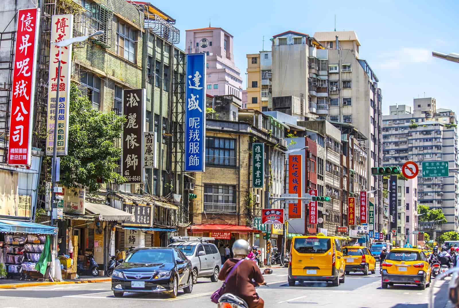 「怎麼這麼亂！」讓外國客吃驚的台灣街景，我們卻醜到習慣了？