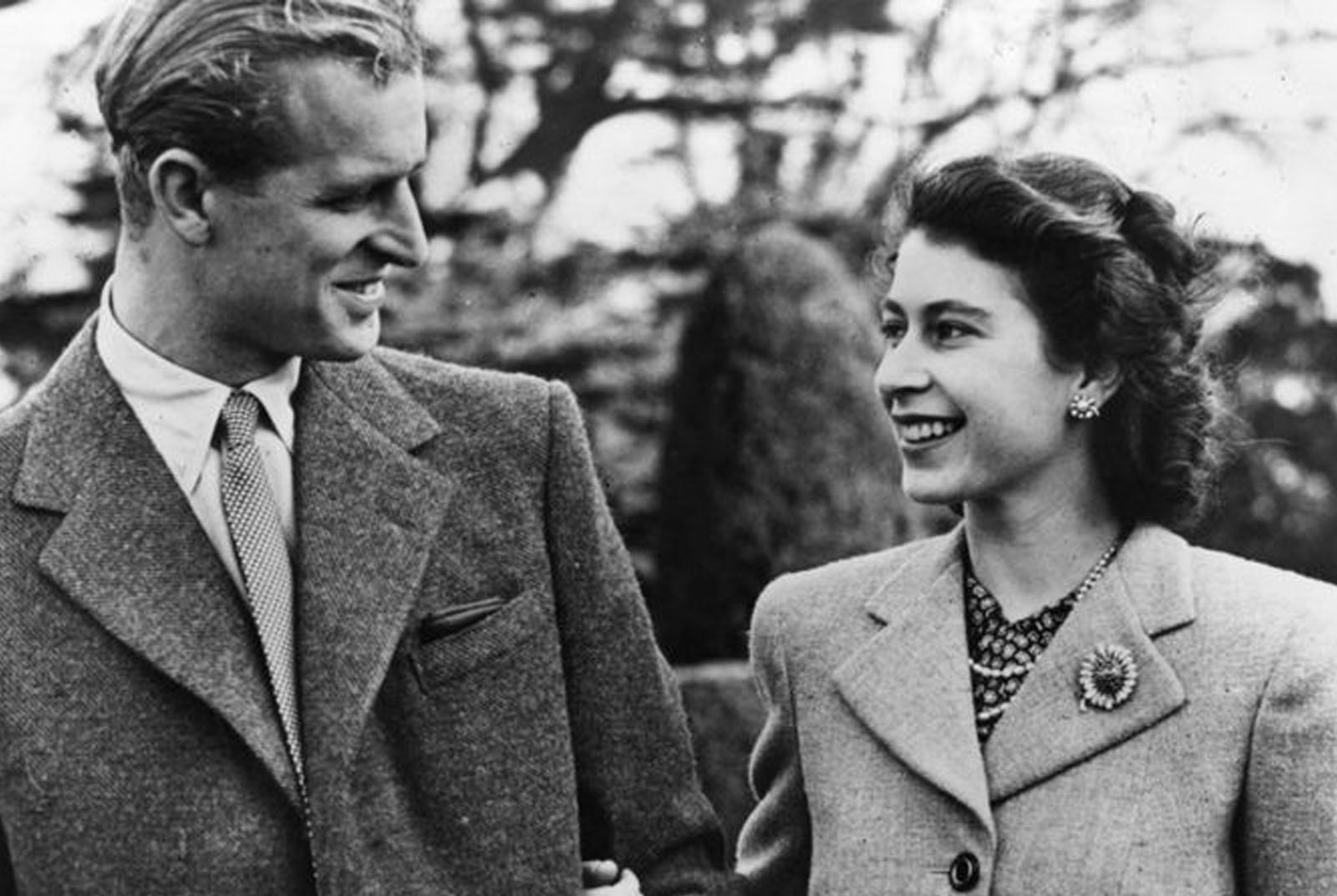 「唯一把她視為凡人的男人」　英國女王與菲利普相伴70年的愛情
