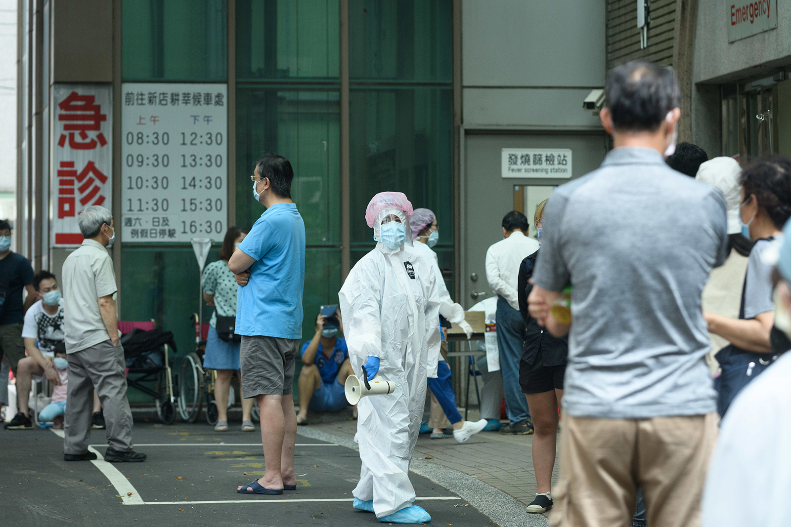 疫情-確診-簡訊實聯制，門診暫停