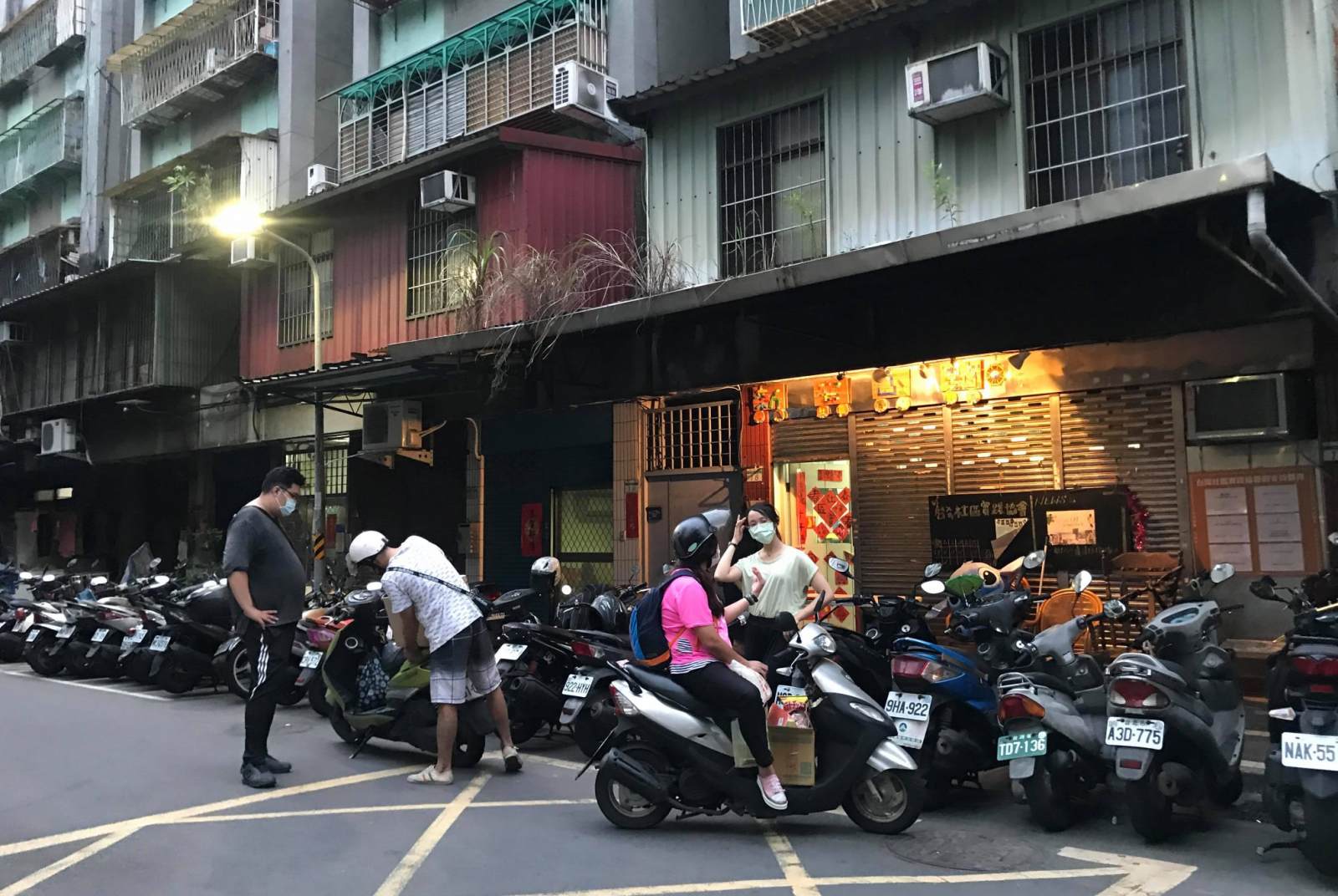 第一線社工直擊：三級警戒風暴中，萬華底層家庭面對哪些困境？