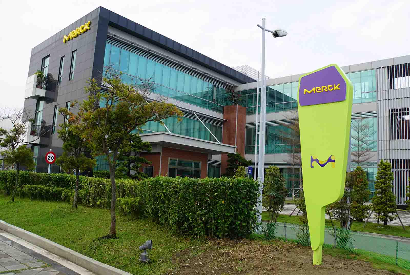 半導體、顯示器雙箭齊發，默克Merck領先佈局智慧未來