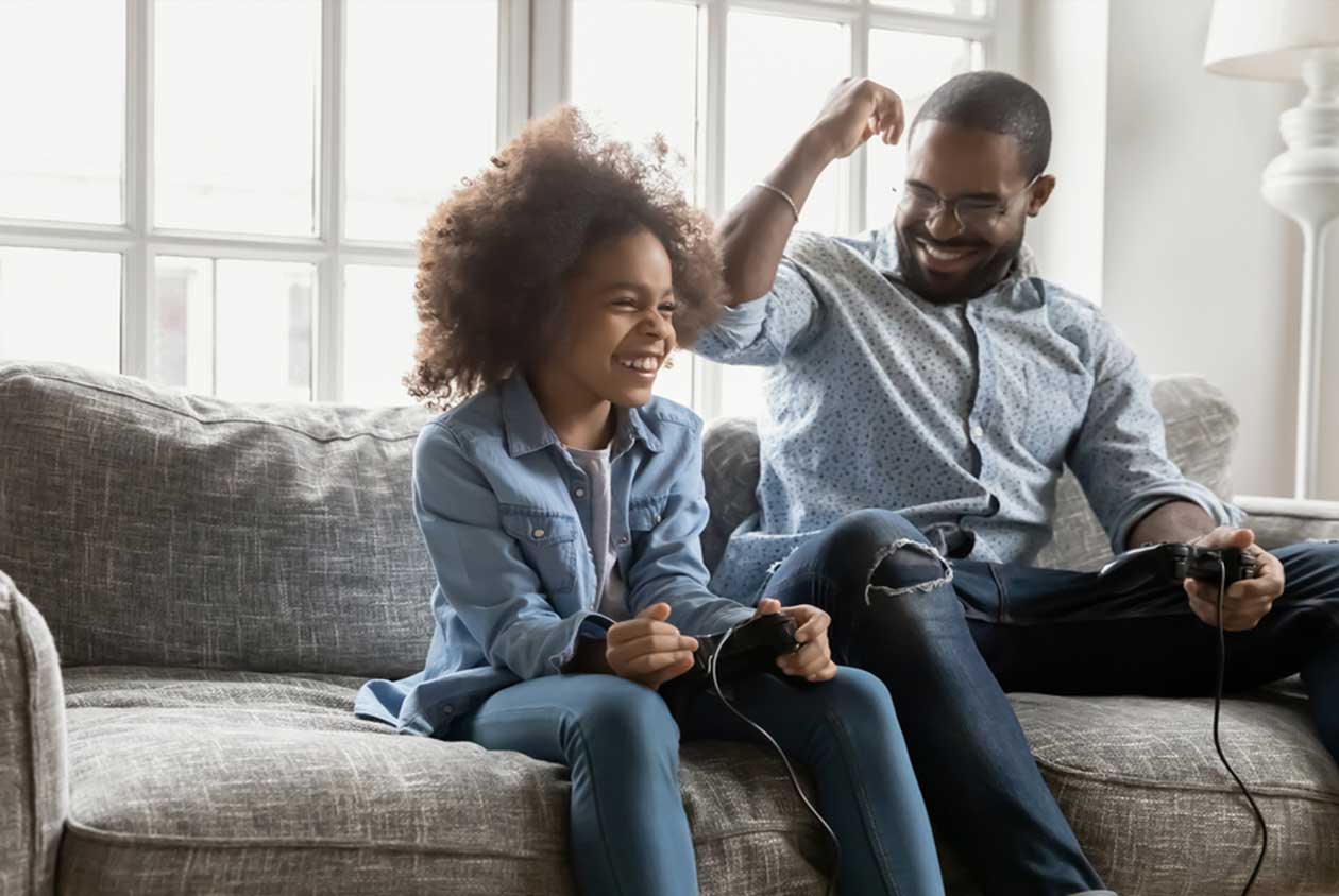 如何養出有自信的孩子？心理治療師：稱讚時注意3件事