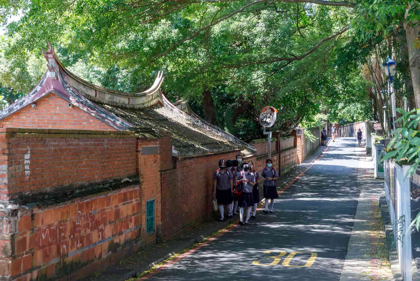 全台最有老英國風情的街巷！走入百年前台灣第一所洋校開學日