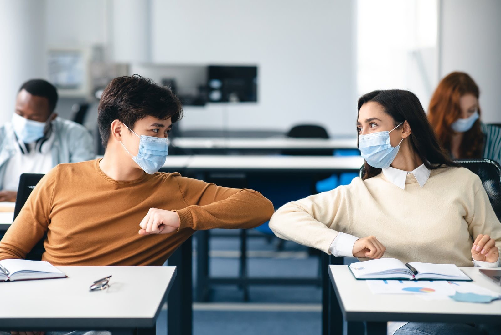不打就不能去學校！美國大學生為什麼拒打新冠疫苗？
