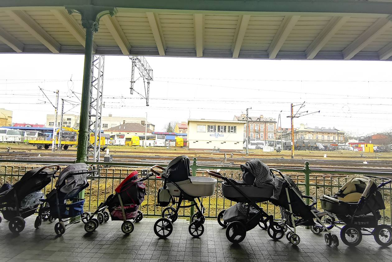 「陪烏克蘭媽媽走一程」　邊境車站的那些嬰兒車