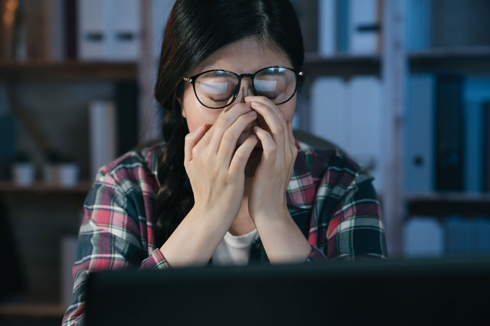 眼睛乾澀好疲勞，拚命點人工淚液？醫師教你：4招從日常預防乾眼症