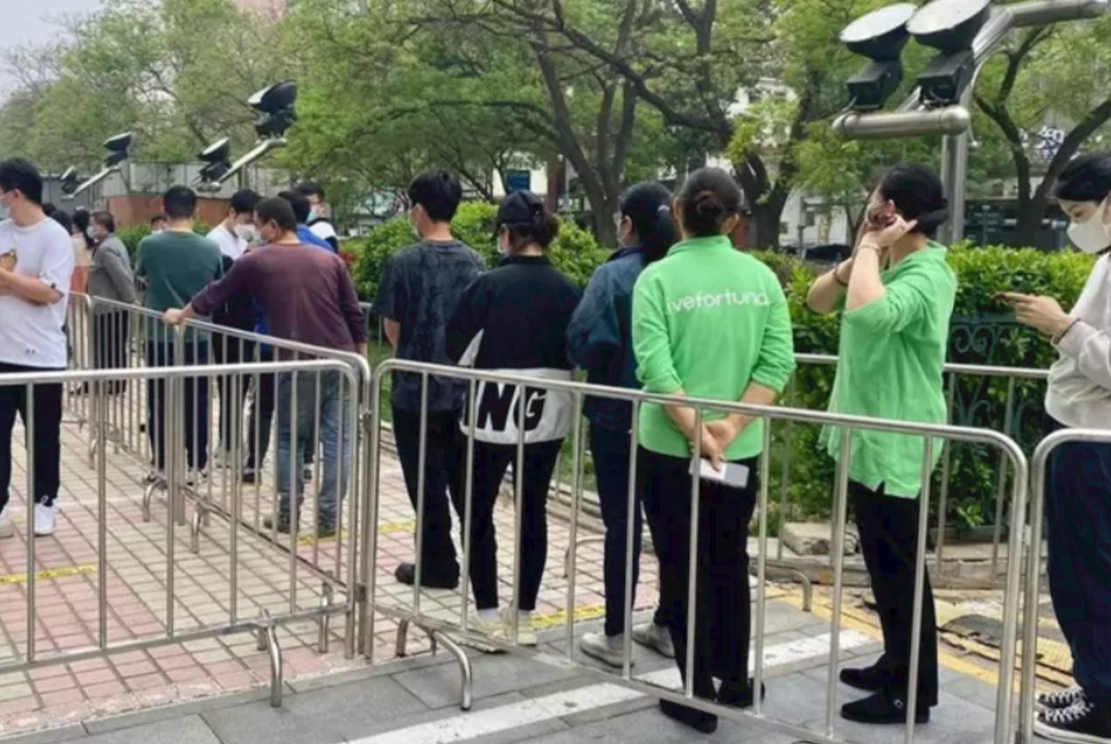 新冠疫情：北京大規模進行核酸檢測　擔心「封城」民眾搶購囤貨