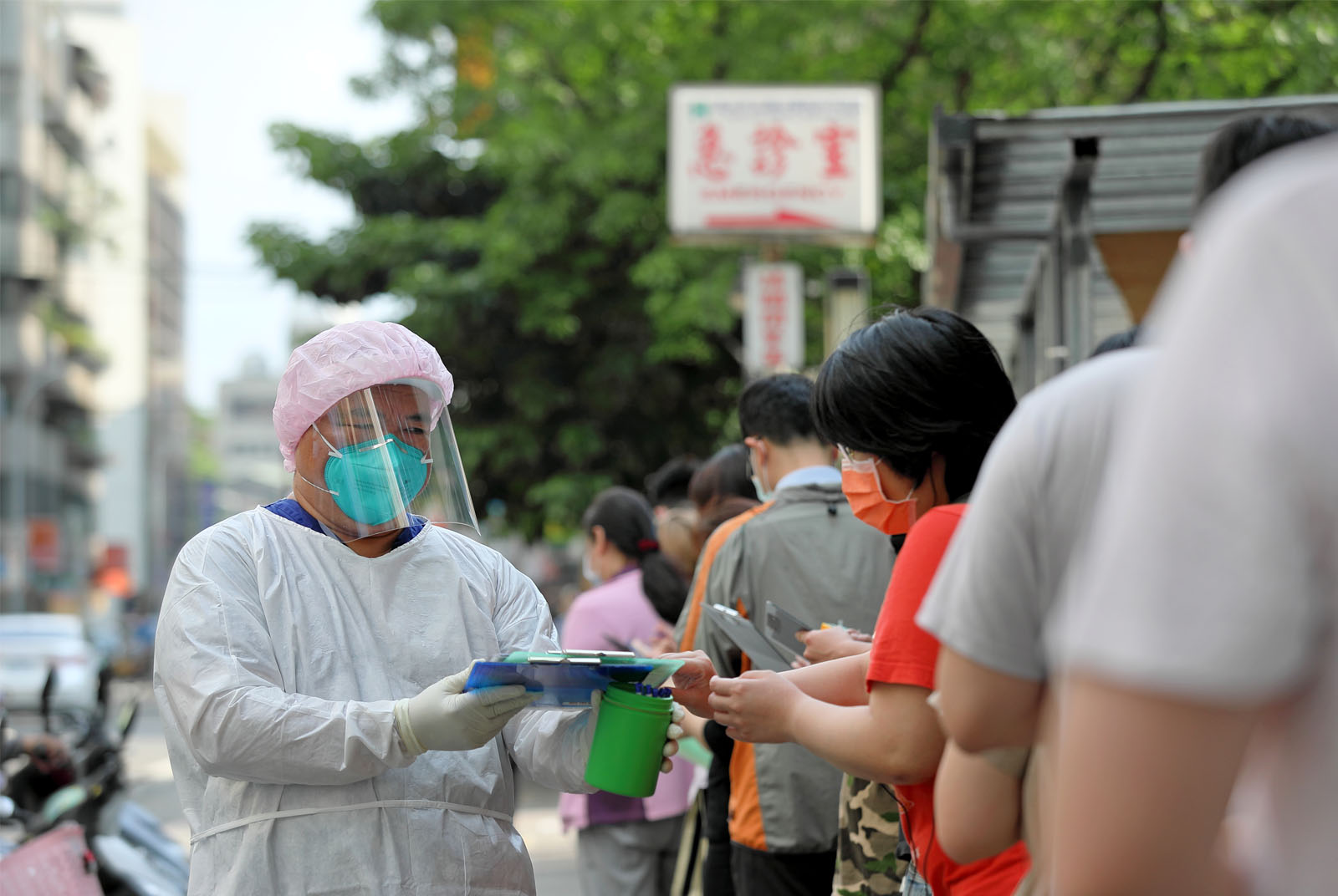新冠肺炎擬降級　四家防疫保單確診理賠額打一折