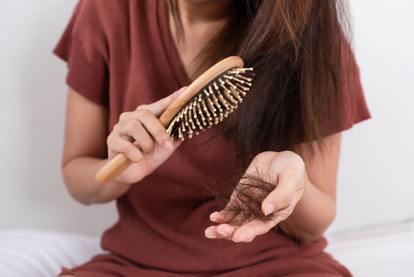 三千煩惱絲，掉髮多少不正常？雄性禿、鬼剃頭...8大常見掉髮原因
