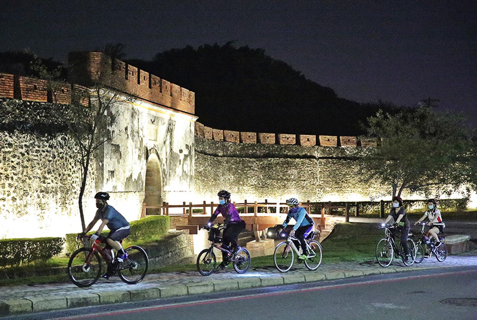 時速15公里的城市風景　夜騎追風在港都