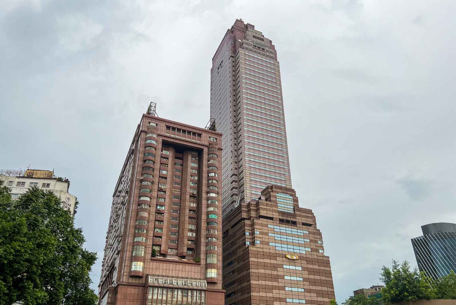連遭開罰、股價低迷　台新新光併背後：大股東已受不了吳東進