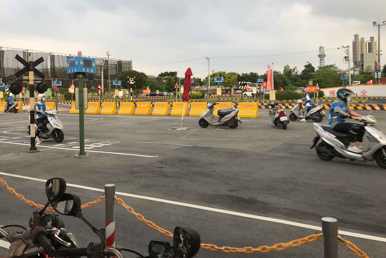 考照前，先上機車駕訓班！ 全台第一家補助中低收入戶全額駕訓費的企業