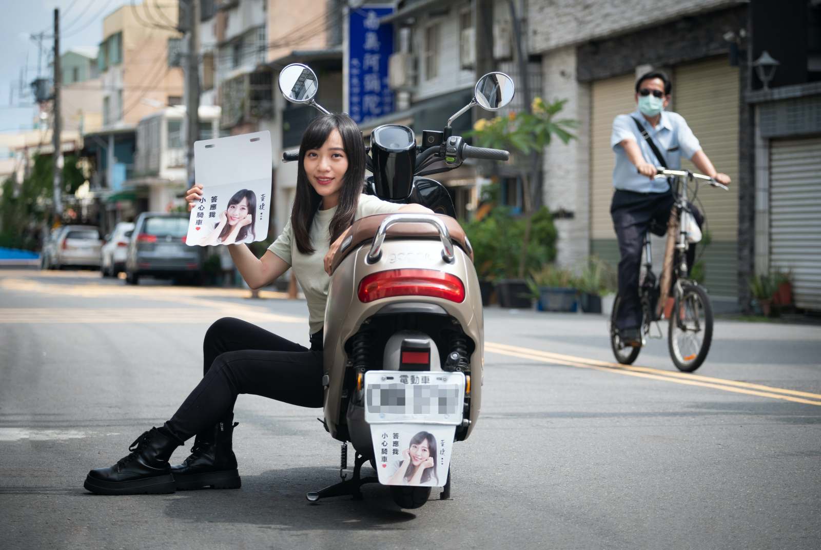 「答應我，小心騎車」　議員參選人變擋泥板女神，線上募款為何爆紅？