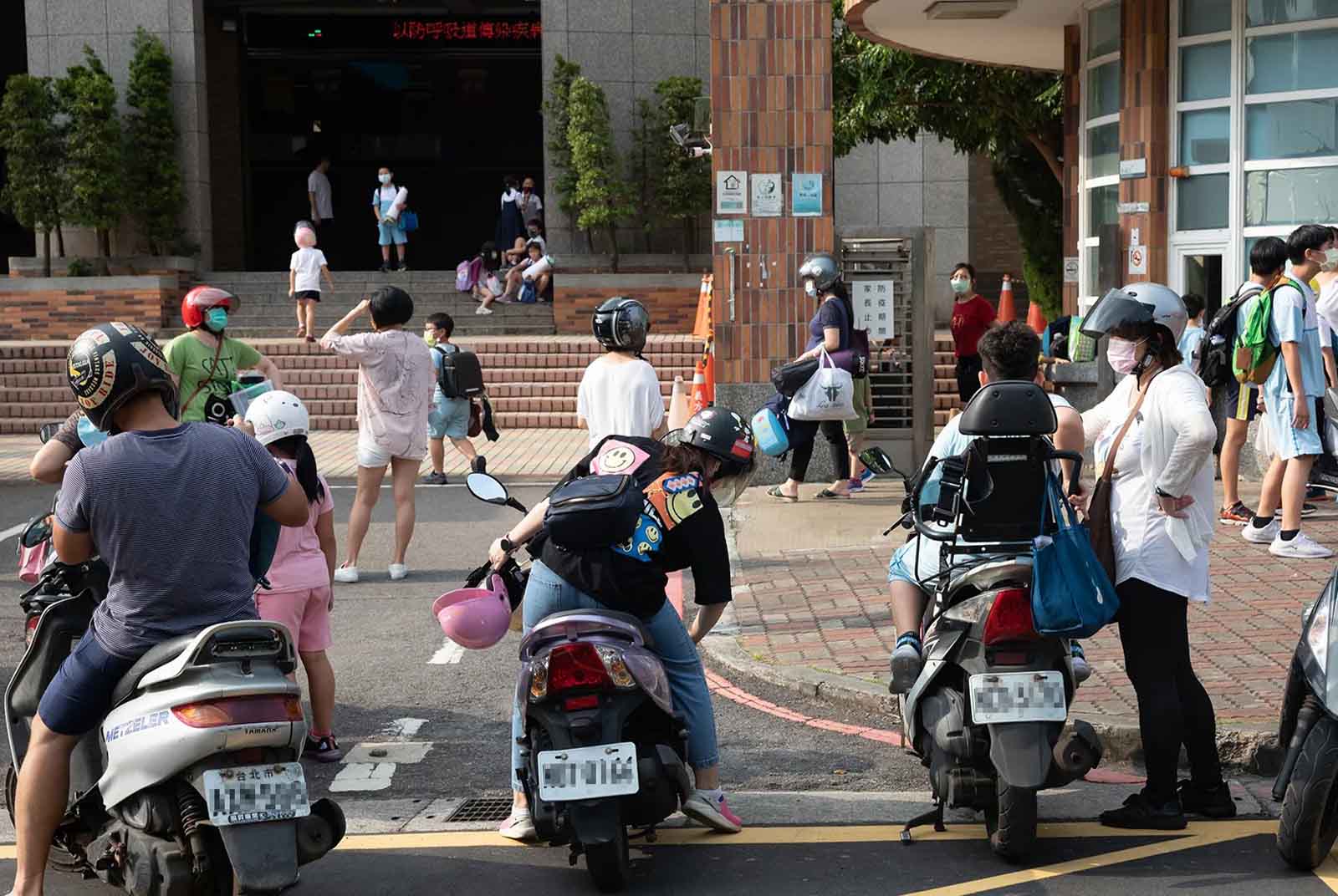 疫情每日整理包：2例確診死亡、5/19起全台各級學校停課