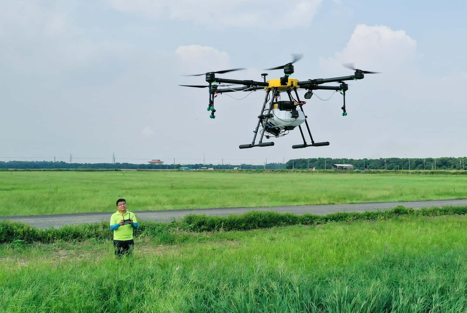 玩遙控飛機年入200萬？1年就買房、換開保時捷，「飛手」是誰？