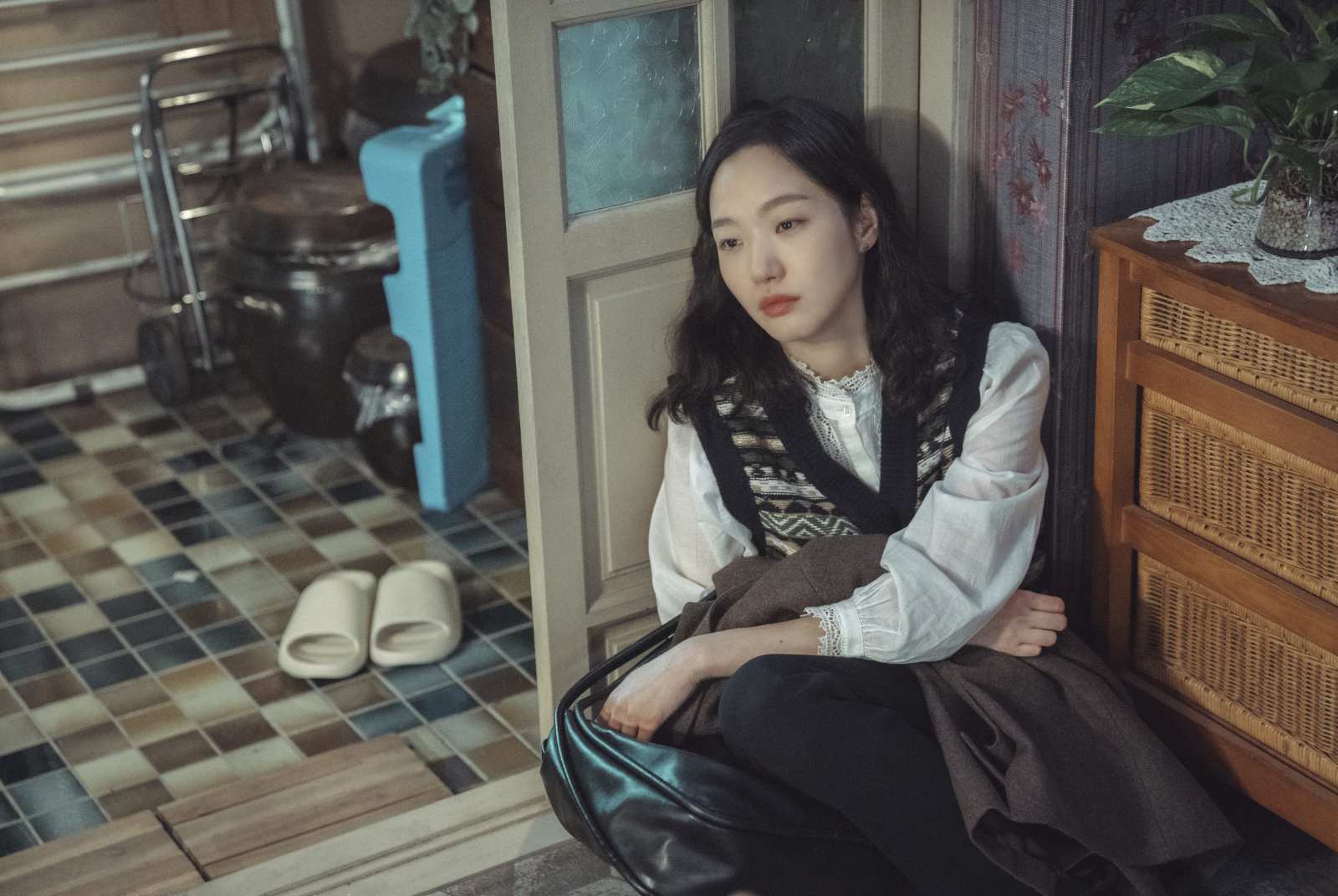 Netflix懸疑韓劇《小女子》：人會說謊，但錢是誠實的
