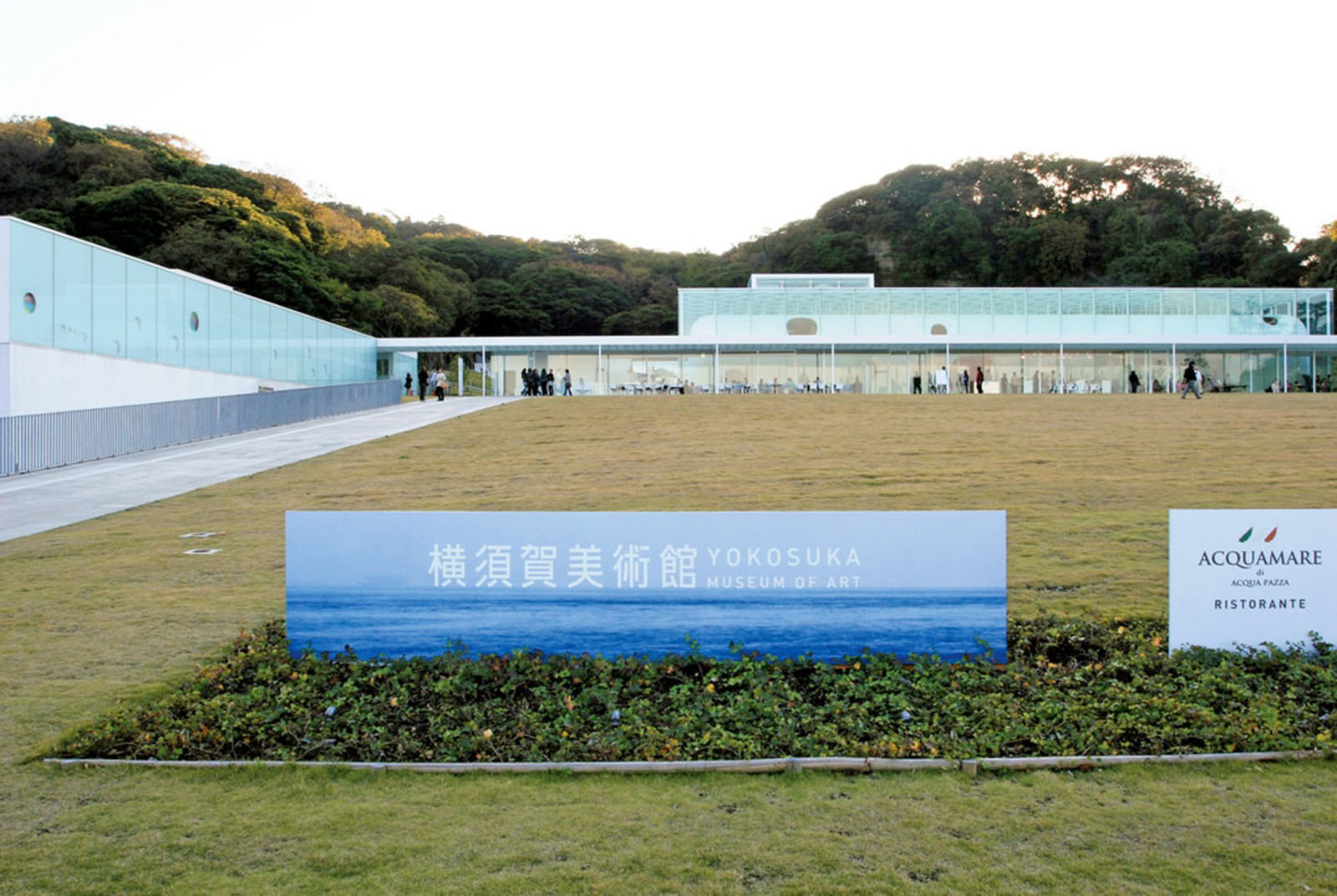 橫須賀美術館：和海灣和丘陵地景融合，在館內也可感受自然環境