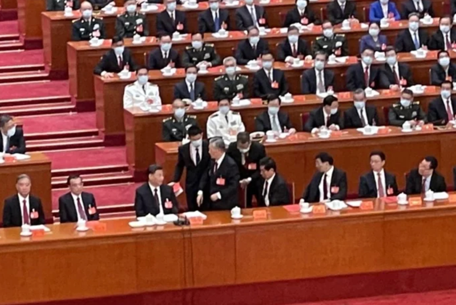 中共二十大閉幕，胡錦濤離場引發關注