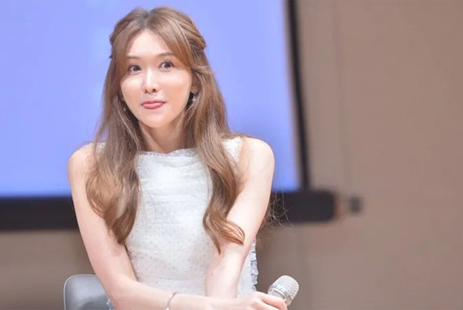 從女神變媽媽！林志玲一手抱兒子一手推菜車，不優雅卻幸福的時刻