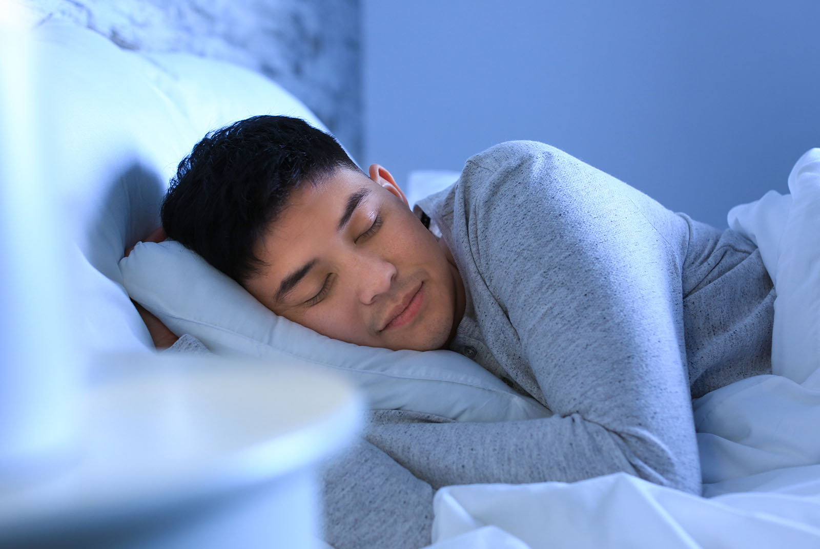 錯了好多年！寒冬睡覺蓋棉被還是冷？專家曝「三明治蓋法」