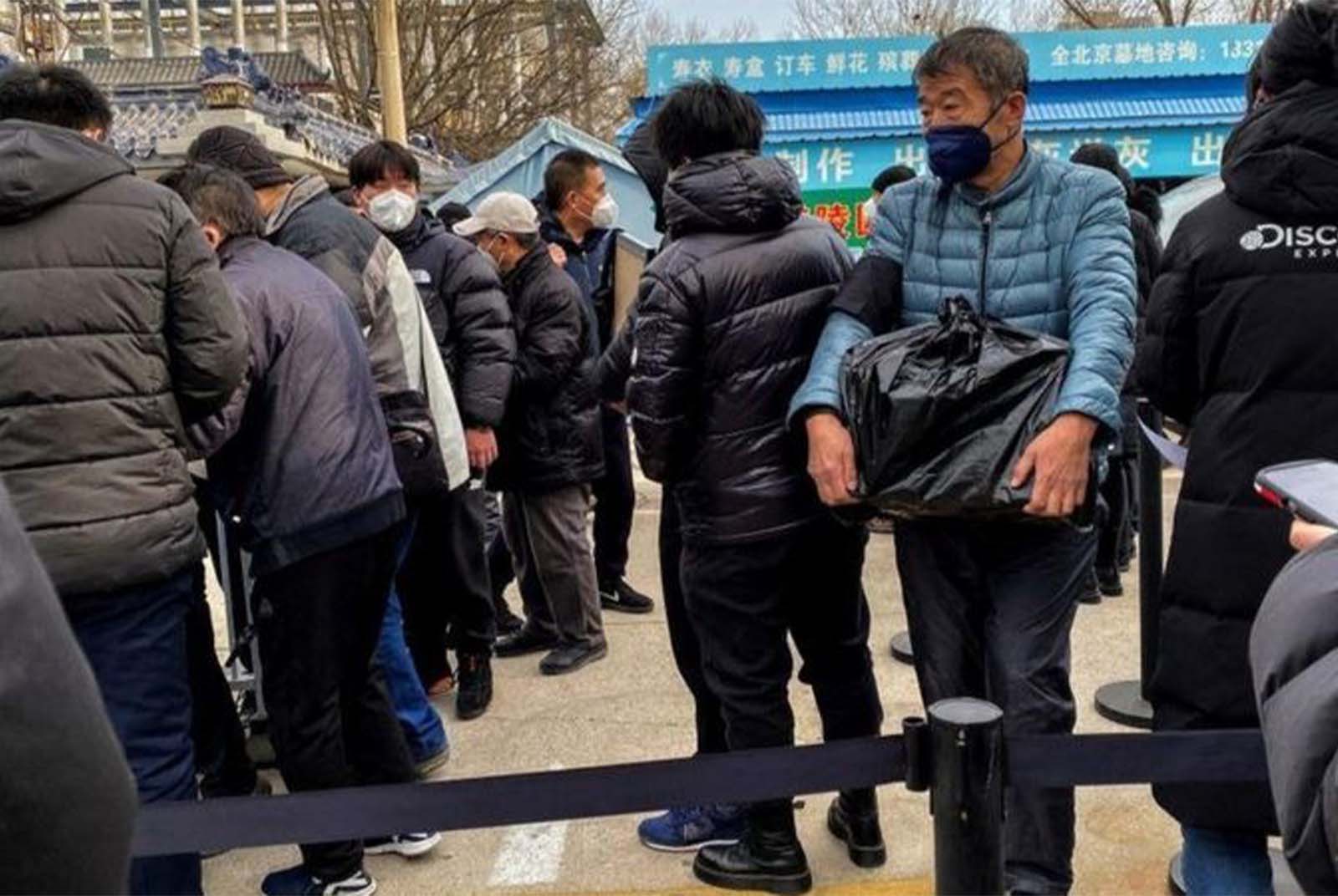 中國新冠疫情：火葬場外的長隊和難以追蹤的數字
