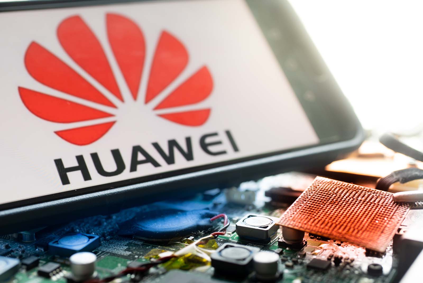 實際拆解華為5G小型基地台，美國零件剩多少