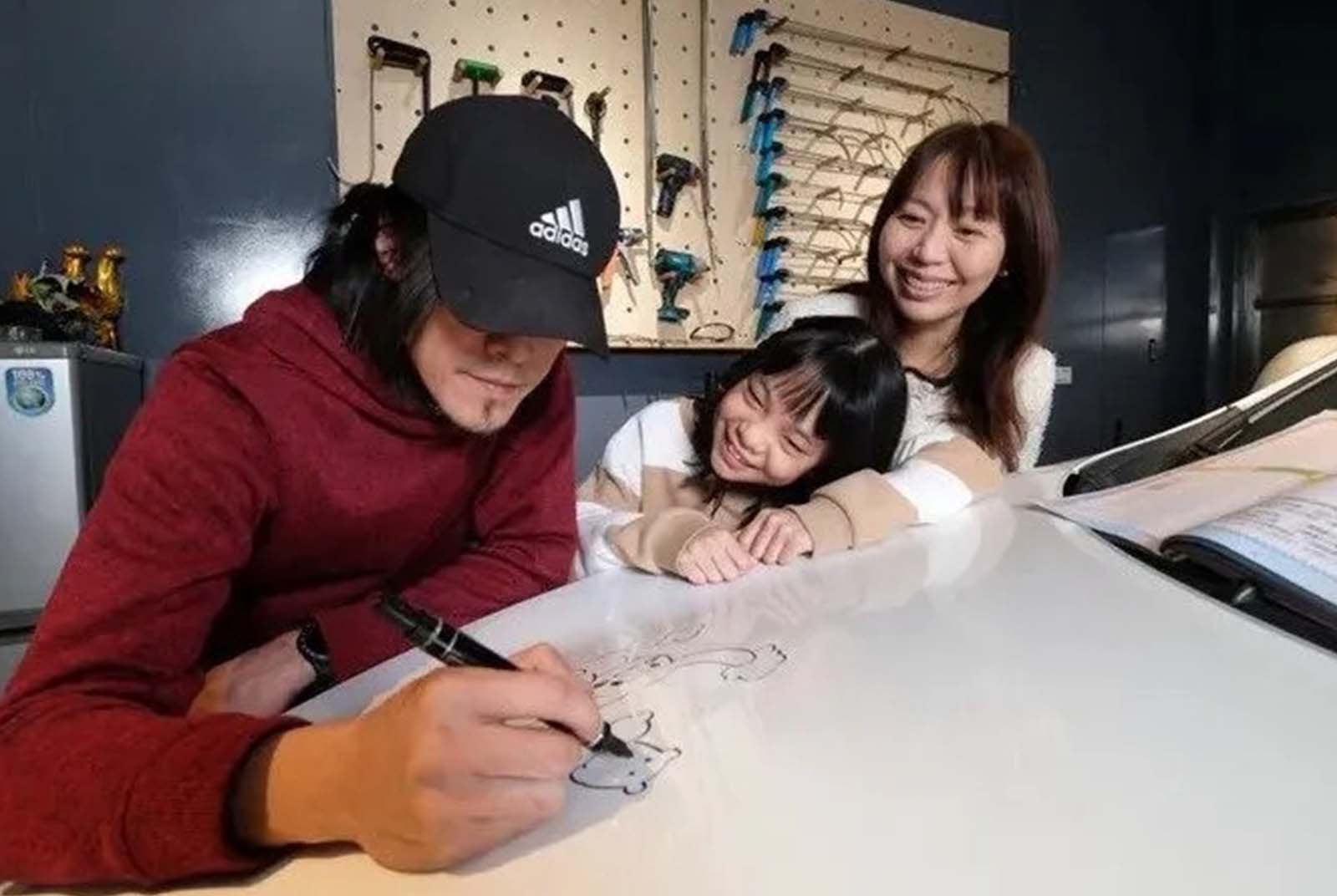 黑手老爸「林爸爸」連4年「畫」女兒聯絡簿，成19萬追蹤網紅