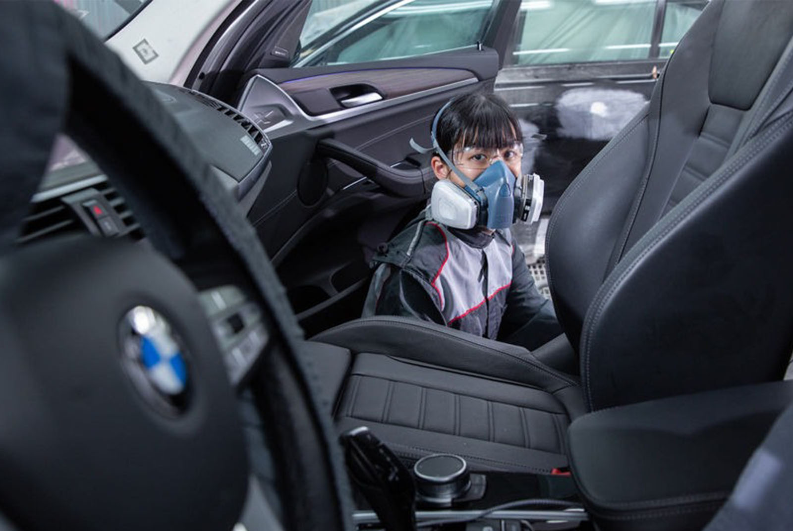 BMW都經過她的手！她如何用2年摘下台灣首面汽車噴漆金牌？