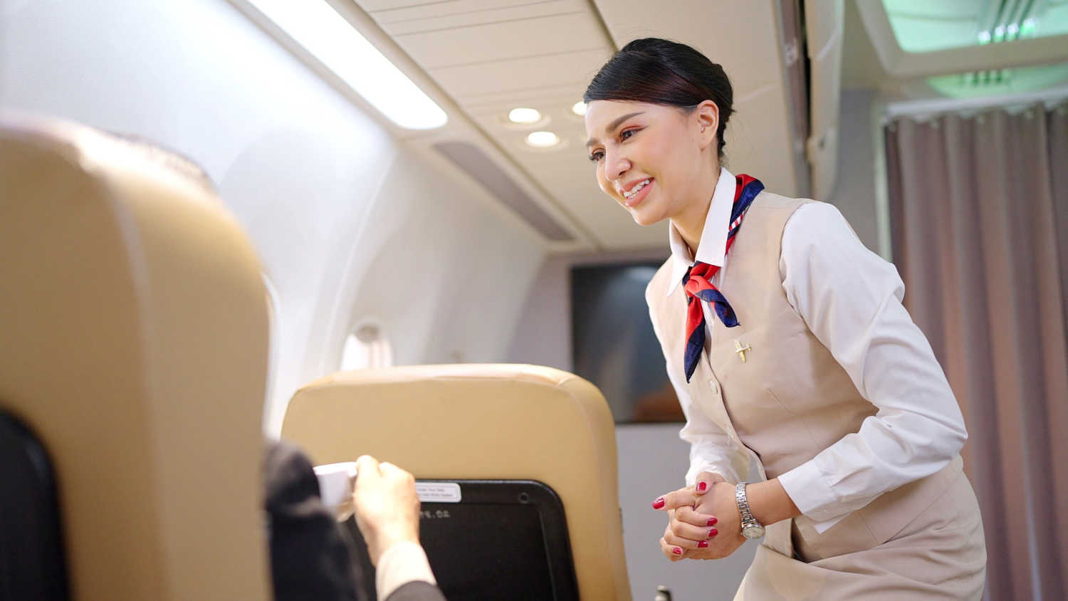 什麼時候搭飛機最好？為什麼空服員會注意乘客身材？